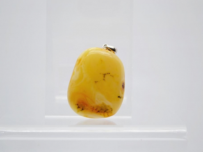 Geltono matinio Baltijos gintaro pakabukas su sidabro kilpele