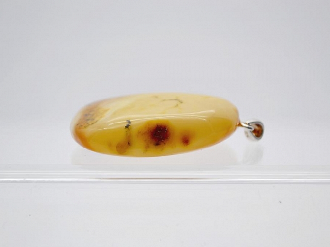 Geltono matinio Baltijos gintaro pakabukas su sidabro kilpele
