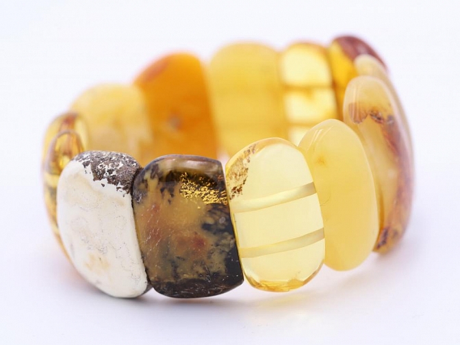 Prabangi natūralaus Baltijos gintaro poliruota apyrankė įvairių splavų