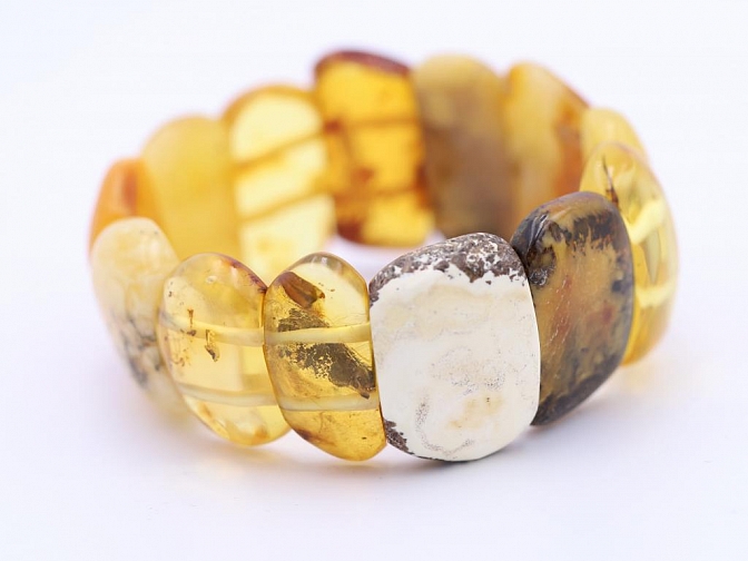 Prabangi natūralaus Baltijos gintaro poliruota apyrankė įvairių splavų