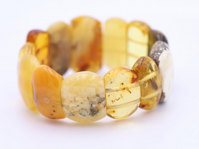 Prabangi natūralaus Baltijos gintaro poliruota apyrankė įvairių splavų