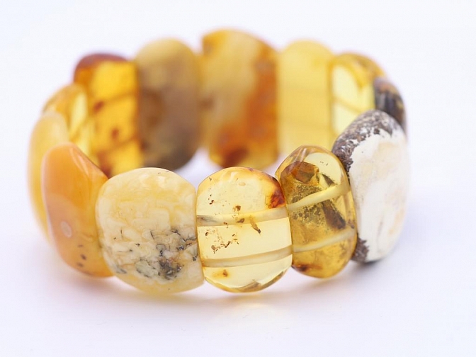 Prabangi natūralaus Baltijos gintaro poliruota apyrankė įvairių splavų