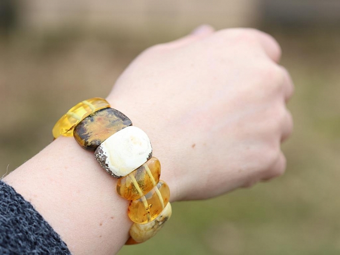 Prabangi natūralaus Baltijos gintaro poliruota apyrankė įvairių splavų