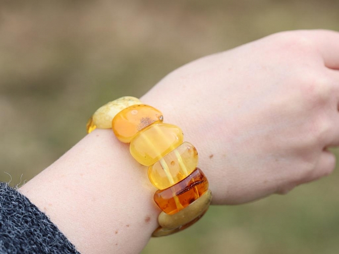 Prabangi natūralaus Baltijos gintaro poliruota apyrankė įvairių splavų